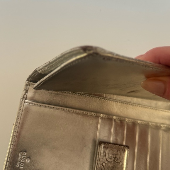 Gucci Metallic Silver Logo Wallet - Picture 14 of 16